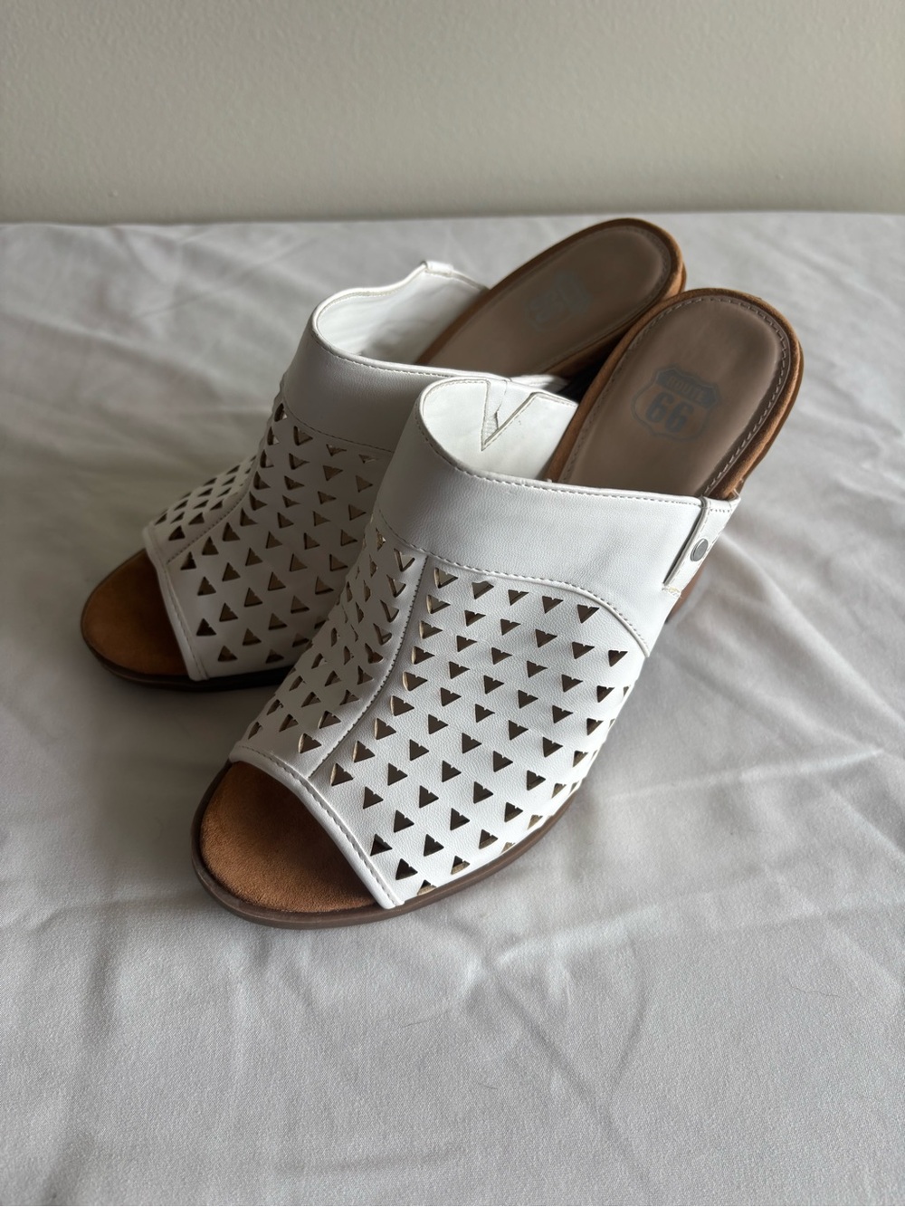 Women’s Size 9 Route 66 White Cutout Leather Slide Sandals NWOT
